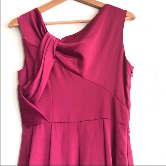NEW Gal Meets Glam Noelle Twist Neck satin dress in Berry pink shade size 6 - Picture 6 of 10